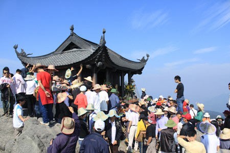 Dù phải trải qua hàng ngàn bậc đá nhưng nhiều du khách vẫn cố gắng đi tới Chùa Đồng - Yên Tử để bái phật, cầu may mắn.